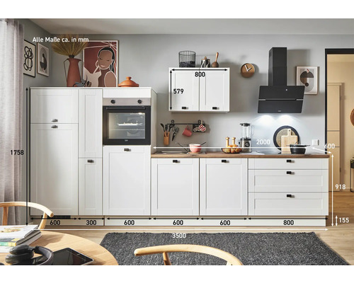 Küchenzeile in Weiß mit Elektrogeräten und Maßen