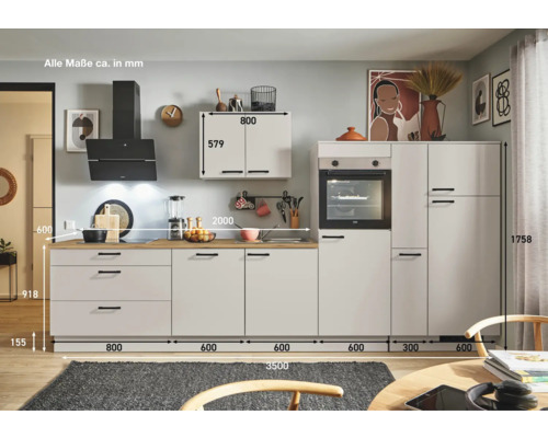 Moderne Küche mit Ober- und Unterschränken, Dunstabzugshaube und Elektroherd