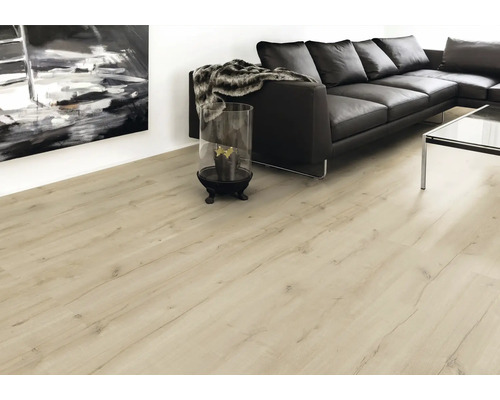 Wohnzimmer mit hellem Laminatboden, schwarzem Sofa und Couchtisch.