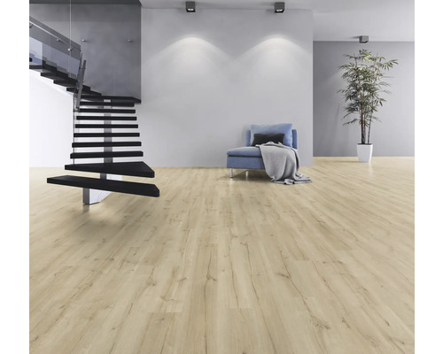 Heller Wohnraum mit Laminatboden in Holzoptik, Treppe, Sessel und Zimmerpflanze