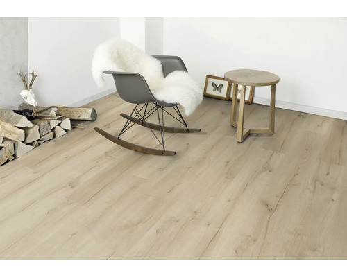 Heller Raum mit Holzboden, Schaukelstuhl, Fell und Holztisch