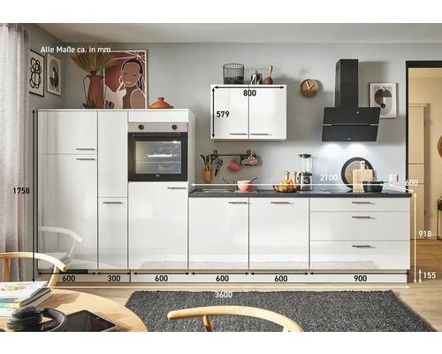 Küchenzeile mit weißen Schrankfronten, Spüle, Kochfeld und Dunstabzugshaube