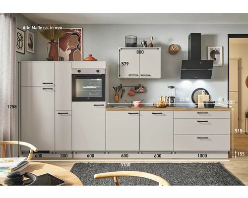 Moderne Einbauküche mit Elektrogeräten, hellen Fronten und Arbeitsplatte in Holzoptik