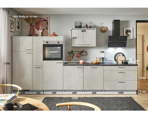 Küchenzeile mit Elektrogeräten und verschiedenen Schränken