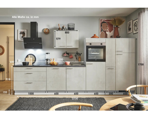 Komplette Küche mit Spüle, Herd, Dunstabzugshaube und Stauraum inklusive Maßangaben in Millimeter