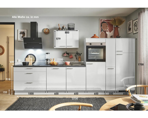 Komplette Küche mit Hängeschrank, Dunstabzugshaube und Einbaubackofen