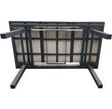 Unterseite eines Gartentisches mit Metallrahmen und Tischplatte