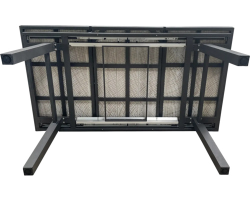 Unterseite eines Gartentisches mit Metallrahmen und Tischplatte