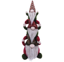 Dekorative Pyramide aus drei Zwergen als Weihnachtsschmuck
