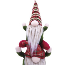 Dekorative Zwergenfigur mit gestreifter Mütze und langem Bart als Weihnachtsdekoration