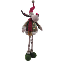 Dekorativer Elch mit Mütze und Schal als Weihnachtsdekoration