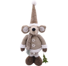 Dekoratives Stofftier, eine Maus mit Mütze und Schal, hält einen Weihnachtsbaum