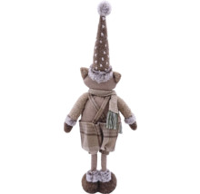 Dekorative Stofffigur mit Mütze, Schal und karierter Hose als Weihnachtsdekoration