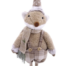 Dekorative Fuchsfigur mit Mütze, Schal und karierter Hose als saisonale Dekoration