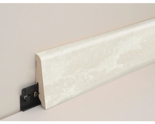 Sockelleiste mit Montageclip zur Wandbefestigung.