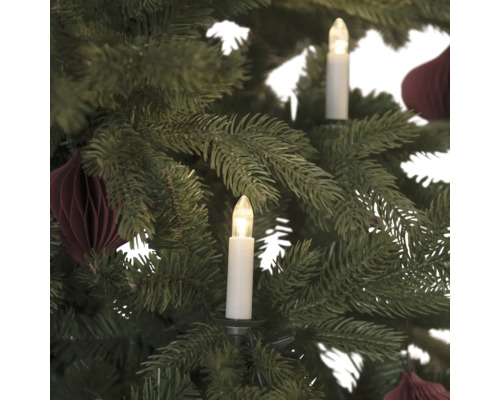 LED Lichterkette Konstsmide 16,8 m + Zuleitungslänge 5 m 25 LEDs Lichtfarbe bernstein Detailaufnahme eines Weihnachtsbaums mit Baumkerzen und Baumschmuck