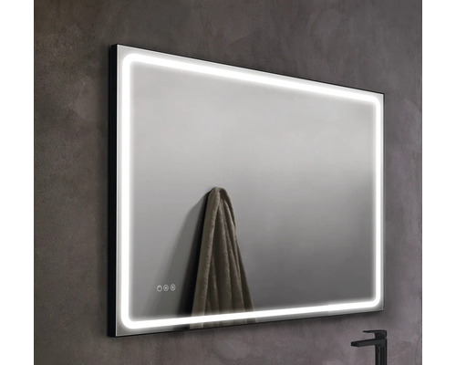 Rechteckiger Spiegel mit LED-Beleuchtung im Badezimmer.