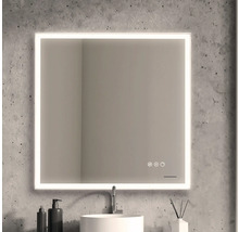 Quadratischer Spiegel mit LED-Beleuchtung im Badezimmer über einem Waschbecken