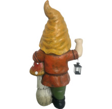 Gartenzwerg mit Laterne und Pilz
