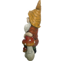 Gartenzwerg Figur auf Pilz stehend