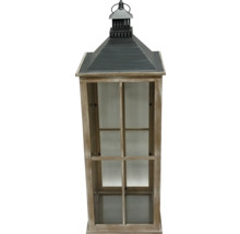 Dekorative Holzlaterne mit Metallelementen