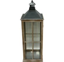 Dekorative Holzlaterne mit Metalldach und Glaseinsätzen für den Innenbereich