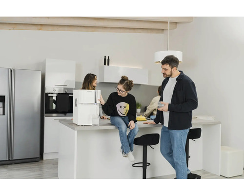 Szene einer Familie in einer Küche mit einem Wasserspender auf einer Kücheninsel