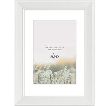 Gerahmtes Poster mit dem Schriftzug: The more you let go. The higher you rise.