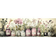 Arrangement mit Blumen und dekorativen Glasgefäßen
