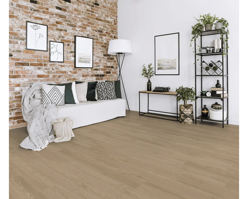 Heller Holzboden in einem hellen Wohnzimmer mit Ziegelwand und dekorativen Elementen wie Sofa, Regalen und Pflanzen