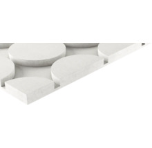 Nahaufnahme einer weißen 3-D-Wandpaneelstruktur mit Halbkreis- und Kreisformen.