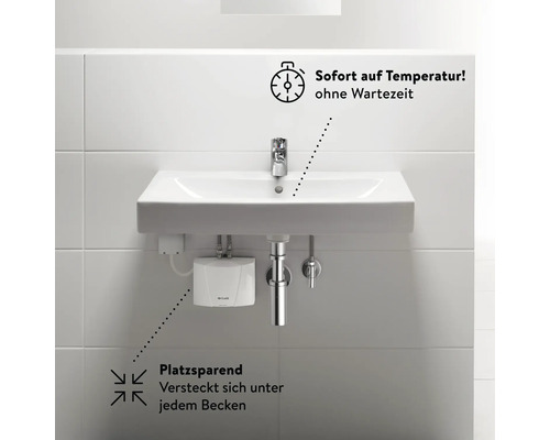 Waschtisch mit Armatur und Warmwasserbereiter im Badezimmer