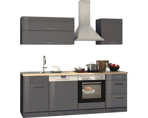 Komplette Küchenzeile mit Ober- und Unterschränken, Spüle, Dunstabzugshaube und Elektrogeräten.