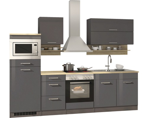 Komplette Küchenzeile mit Ober- und Unterschränken, Spüle, Herd und Dunstabzugshaube.