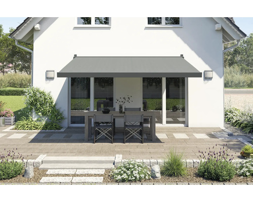 Terrasse mit Markise, Tisch und Stühlen vor einem Haus