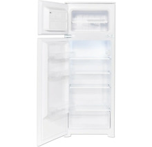 Geöffneter weißer Kühlschrank mit Regalen