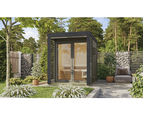 Gartensauna mit Glastür und Holzbänken im Außenbereich
