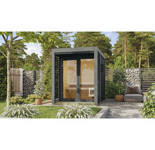 Gartensauna aus Holz mit Glastür im Außenbereich.