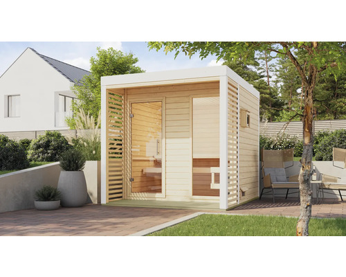 Gartensauna mit Glastür und Holzverkleidung im Außenbereich