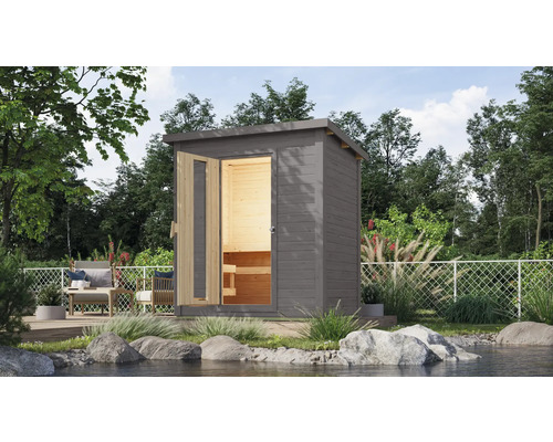 Saunahaus Karibu Talos 1 inkl. 9 KW Ofen u.ext.Steuerung und Holztür und Isolierglas terragrau Außensauna aus Holz mit geöffneter Tür in einem Garten