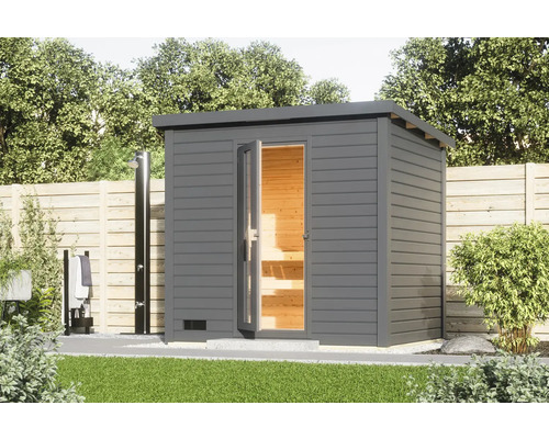 Moderne Gartensauna mit Außendusche und Holzzaun im Hintergrund.