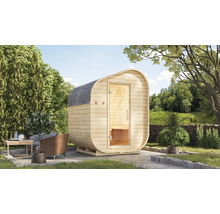 Fasssauna aus Holz mit Glastür in einem Garten
