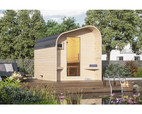 Fasssauna Karibu Fassy 2 inkl. 9 kW Bio Ofen u.ext. Steuerung und Ganzglastür aus Klarglas Außensauna aus Holz mit Glastür und Teich in einem Garten