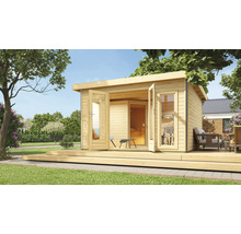 Holzsauna im Garten mit Terrasse und Gartenmöbeln