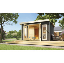 Gartenhaus mit Terrasse und geöffneten Türen im Garten