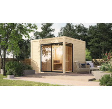 Gartenhaus mit Holzfassade und Schiebetür aus Glas im Garten.