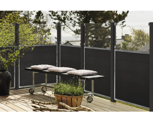 Terrasse mit Sichtschutzzaun, Bank und Dekoration für eine gemütliche Atmosphäre im Freien