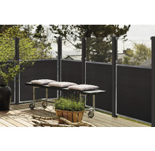 Terrasse mit Sichtschutzzaun, Bank mit Polstern und Pflanzgefäß