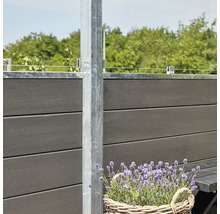 Sichtschutzzaun aus WPC mit Metallpfosten und Dekoration