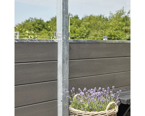 Sichtschutzzaun aus WPC mit Metallpfosten und Dekoration